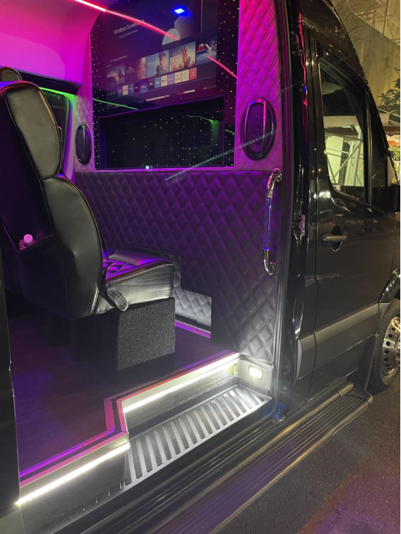 Black Executive Mercedes sprinter - Photo 3