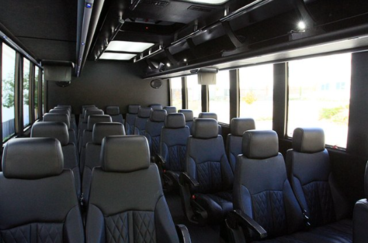 Ford F550 Shuttle Bus - Photo 2