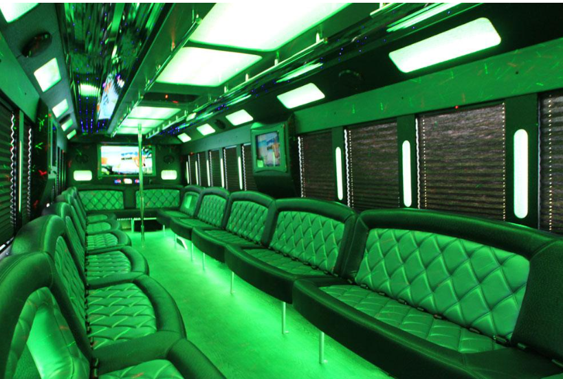 Party bus Ford F-750 white - Photo 3