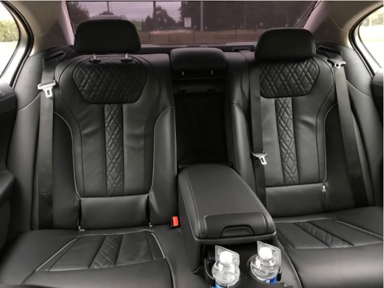 BMW 750i Sedan 2-3 pass 2 bags - Photo 2