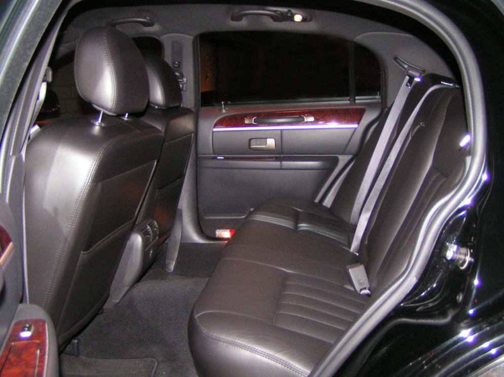 Lincon Town Car (Sedan) 2-3 pass 2 bags - Photo 2