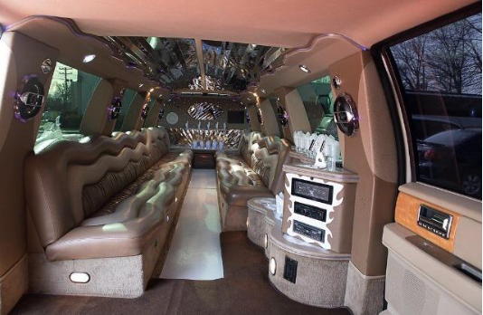 Luxury Lincoln Navegator Stretch white